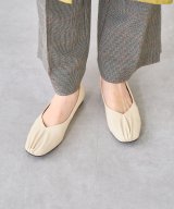 ベージュ