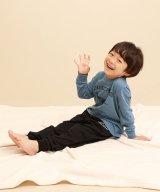 グレー