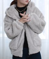グレー