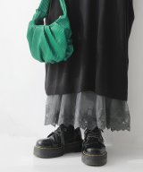 グレー
