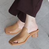 ダークベージュ
