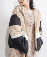 ベージュ