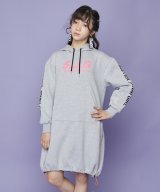 グレー