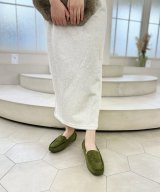 カーキ