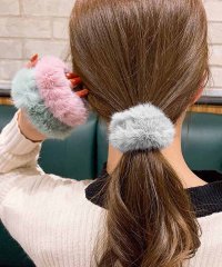 shoppinggo/ヘアゴム シュシュ フワフワ フェイクファー キッズ ヘアアクセサリー 髪飾り こども ホワイト おしゃれ 可愛い かわいい カジュアル/504378307