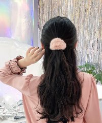 shoppinggo/ヘアゴム シュシュ フワフワ フェイクファー キッズ ヘアアクセサリー 髪飾り こども ホワイト おしゃれ 可愛い かわいい カジュアル/504378307