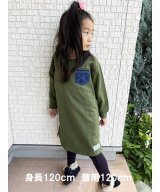 カーキ