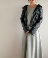 グレー