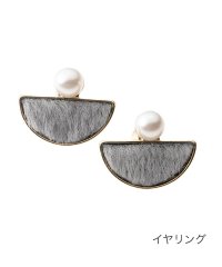 cream dot/パール×ファーの半月型ピアス/イヤリング/504438502