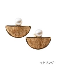 cream dot/パール×ファーの半月型ピアス/イヤリング/504438502