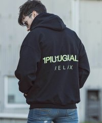 1PIU1UGUALE3 RELAX/ウノ ピゥ ウノ ウグァーレ トレ リラックス 1PIU1UGUALE3 RELAX ネオンカラーバックロゴ裏起毛プルオーバーパーカー/504454704