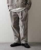 グレー