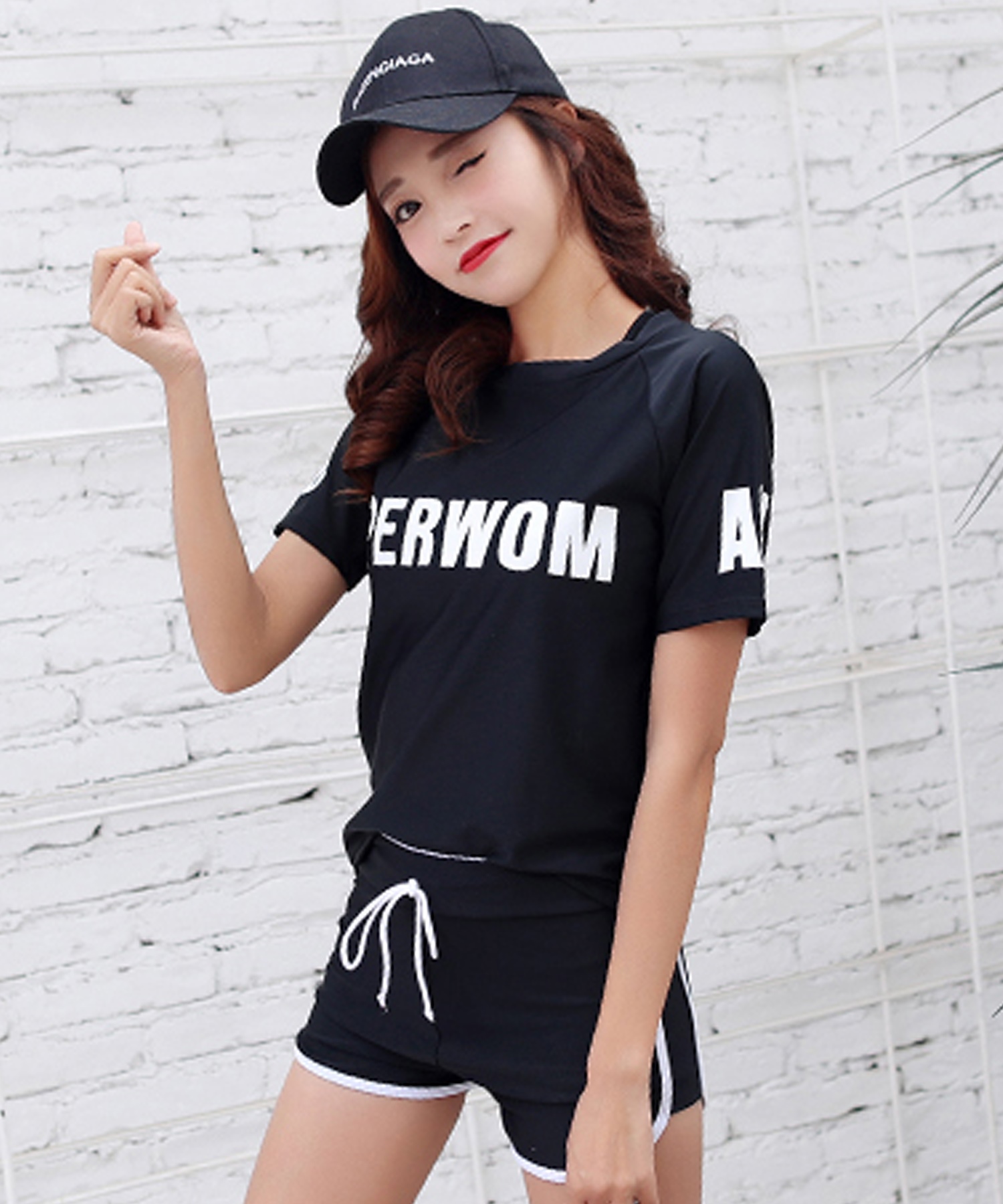 お洋服感覚の水着 黒Tシャツと花柄ショートパンツセット 13号 LL