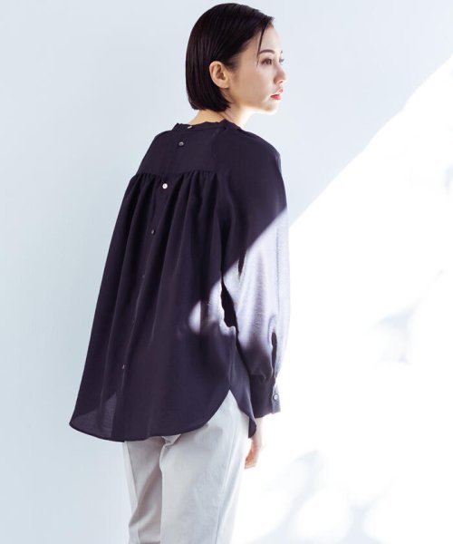 【WEB別注】ギャザースリーブバックボタンブラウス≪洗濯機で洗える≫