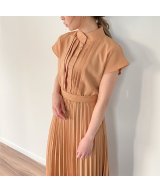 ベージュ