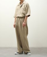 ベージュ