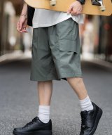 カーキ