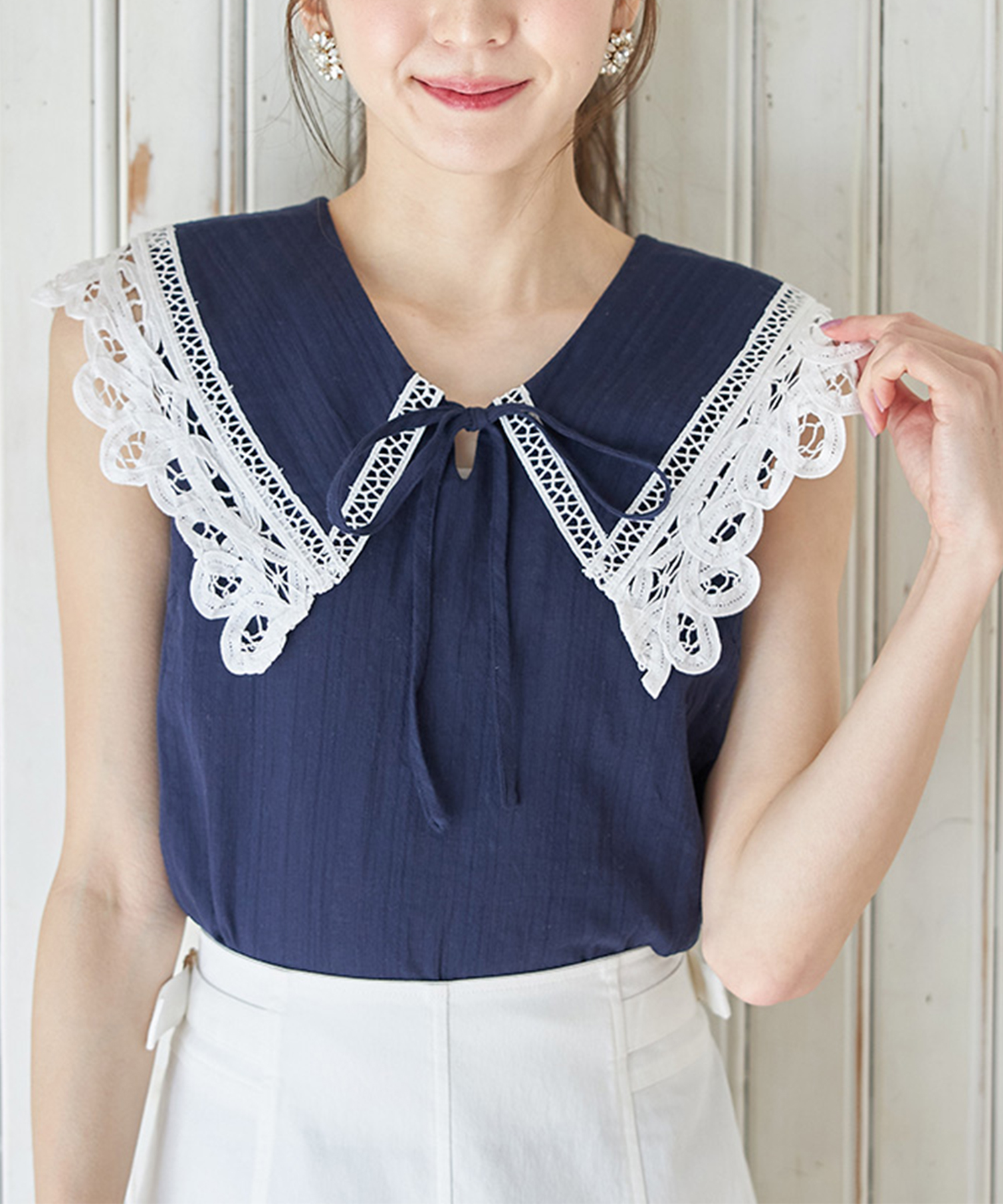 Non non dorl collection フリル付きダークブラウントップス SLY（スライ）の「V/N FRILL TOPS Vネック フリル トップス