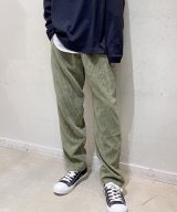 カーキ