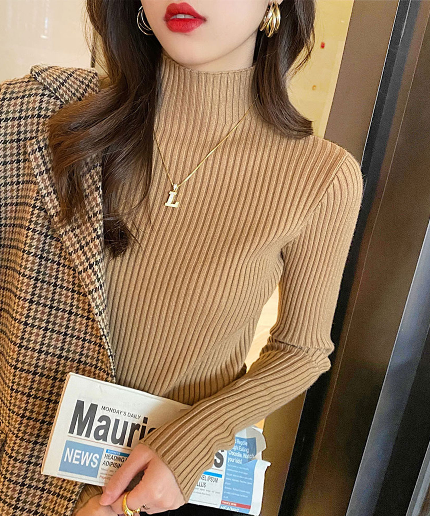 イズアミュレット is amulet. 袖フリル ハイネックニット （グレージュ） イズアミュレット is amulet. 袖フリル ハイネックニット