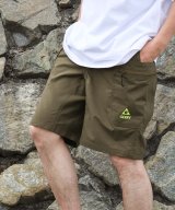 カーキ
