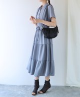グレー