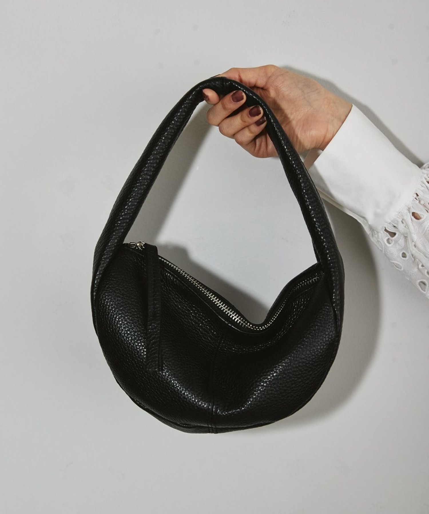 売り切り！トゥディフル　Round Leather Bag ブラック