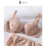 ベージュ