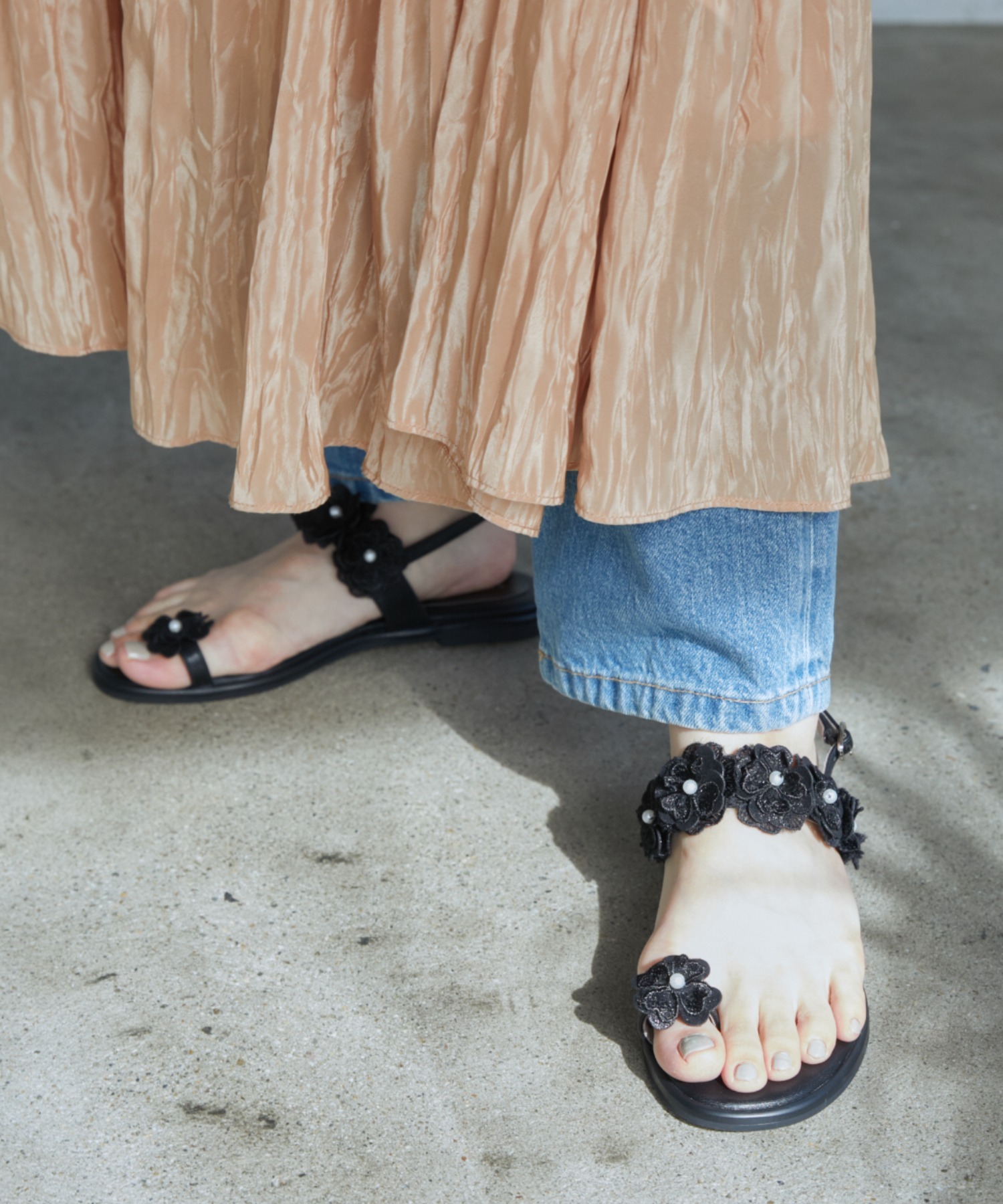 オフホワイト☆クリップディテールフラットサンダル フラットサンダル(レディース) - ホワイト | CHARLES & KEITH