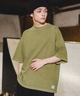 カーキ