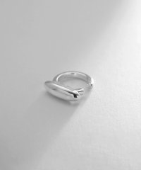 COCOSHNIK ONHITSCH/ココシュニック オンキッチュ COCOSHNIK ONKITSCH シルバー オーバルモチーフ スモールイヤーカフ（片耳用）/504859954