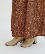 ベージュ