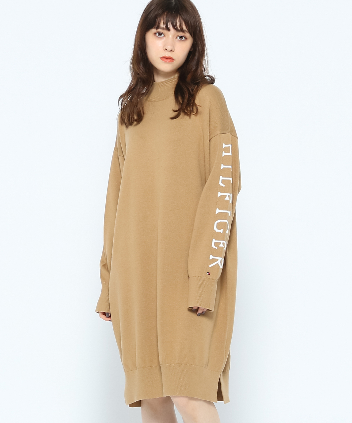 クーポン】【セール 40%OFF】スリーブロゴモックネックニット