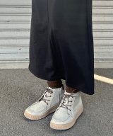 グレー