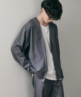 グレー