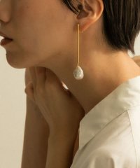 SMELLY/SMELLY so’　baroque pearl bar earring/505168708