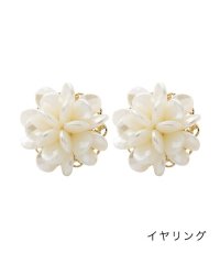 cream dot/立体的なフラワーモチーフで華やぐピアス/イヤリング/505203540