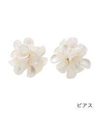 cream dot/立体的なフラワーモチーフで華やぐピアス/イヤリング/505203540