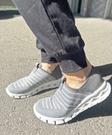 グレー