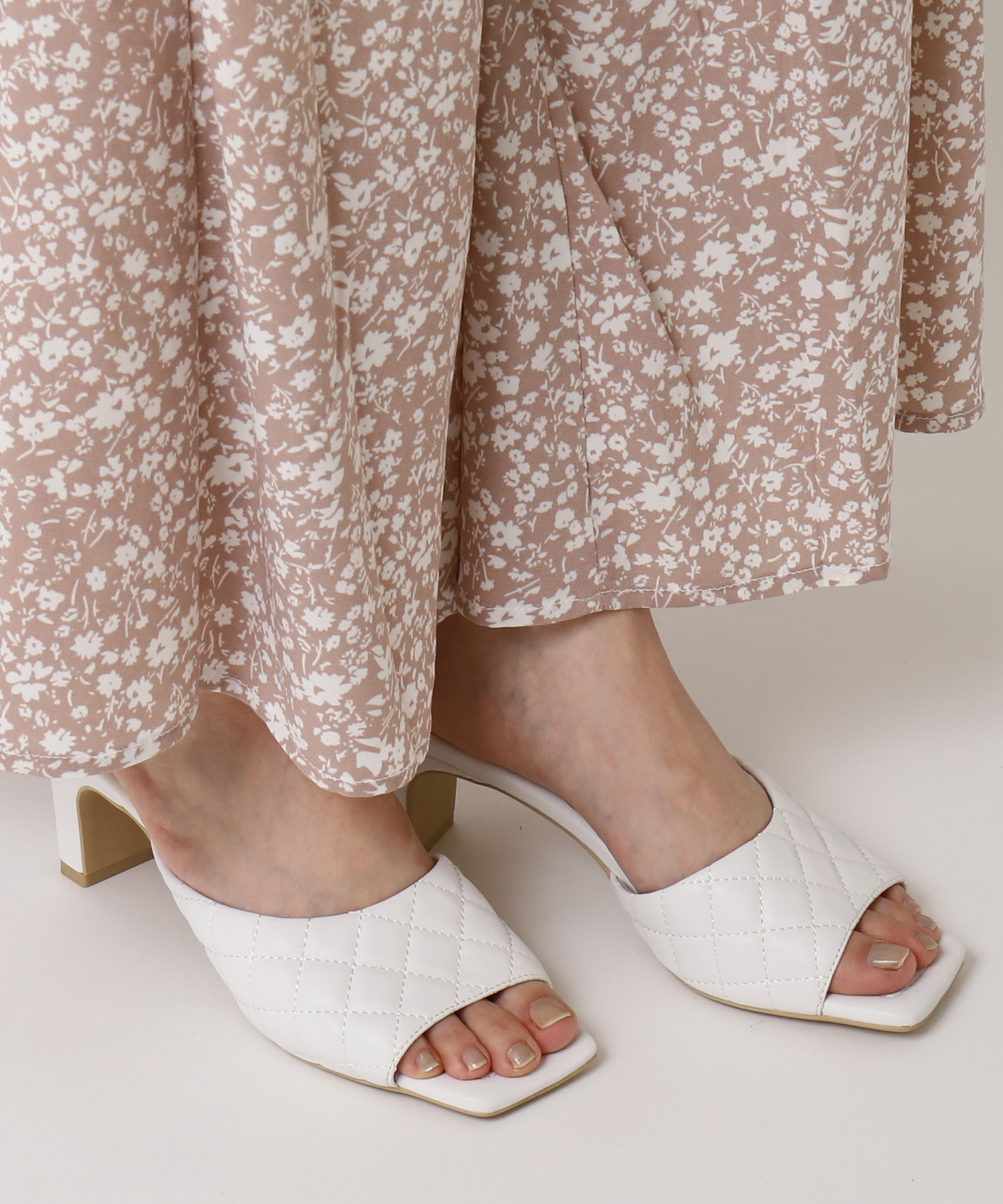 美品】DIANAアシンメトリーシルバーサンダル 22cm - メルカリ