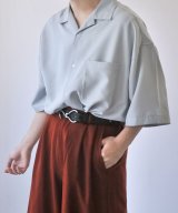 グレー