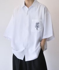 Nilway/レギュラーカラー花刺繍半袖シャツ/505343774