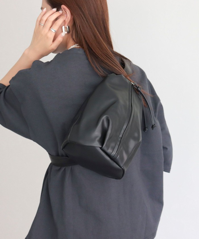 emmi atelier ファーボディバッグ　完売品 emmi（エミ）の「【emmi atelier】ボディバッグパック（バック