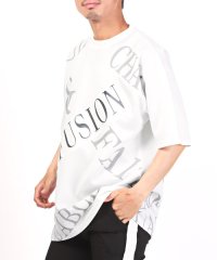 LUXSTYLE/エンボスランダムプリントTシャツ/Tシャツ メンズ 半袖 ロゴ エンボス加工 プリント ランダムロゴ 凸凹/505427758