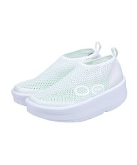 OOFOS/ウーフォス OOFOS サンダル リカバリーサンダル シューズ ウーメガ チャッカ レディース 厚底 WOMENS OOMEGA CHUKKA ブラック ホワイ/505449768