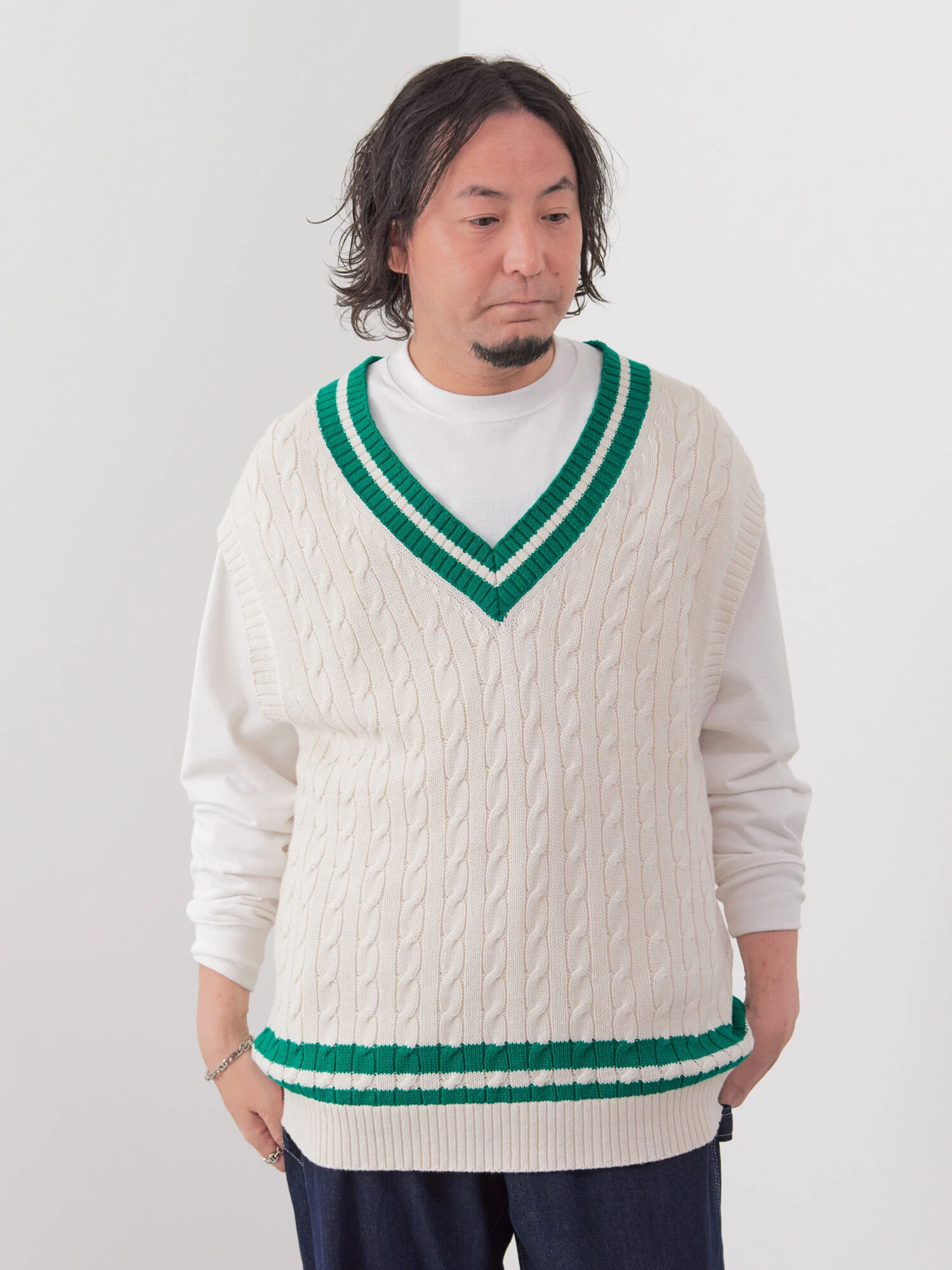 良品☆レオナール ニットベスト　切替　シルク　　幾何学模様　イタリア製 日本製】抄繊糸 バイカラーニットベスト（21002501