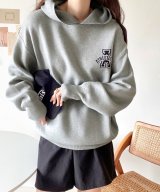 グレー