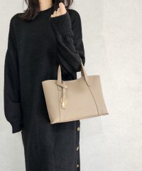 UNGRID bag/プレートキーリング付き　軽量シュリンクミディアムハンドバッグ/505734007