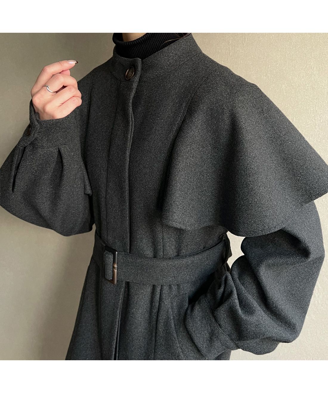 セール58%OFF】ジュノア JUNOAH 肩フリル比翼ロングコート セール58%OFF】ジュノア JUNOAH 肩フリル比翼ロングコート