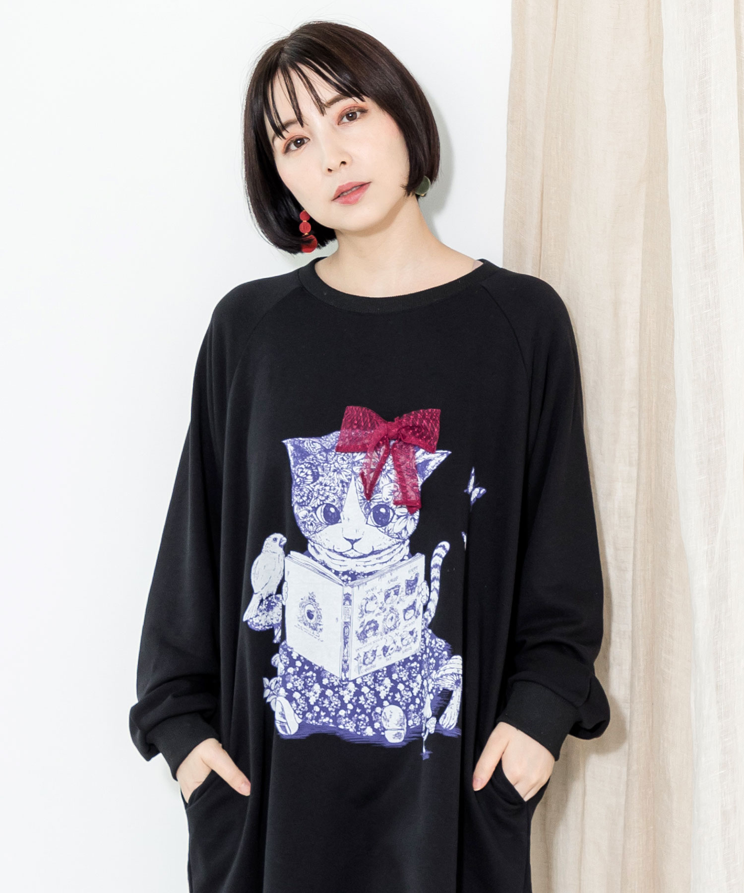 セール】7匹の子猫の絵本を読む ネコちゃん柄ワンピース セール】7匹の子猫の絵本を読む ネコちゃん柄ワンピース